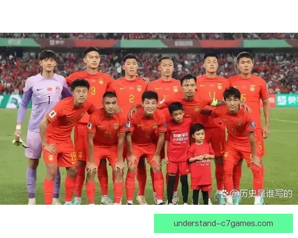 中国足球队备战世界杯预选赛全新阵容亮相 球迷期待新星崭露头角