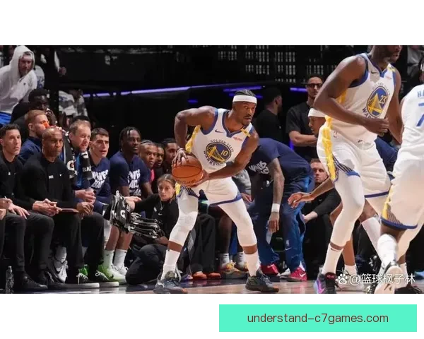 NBA季后赛激战正酣，明星球员表现抢眼，球队阵容变动引发热议